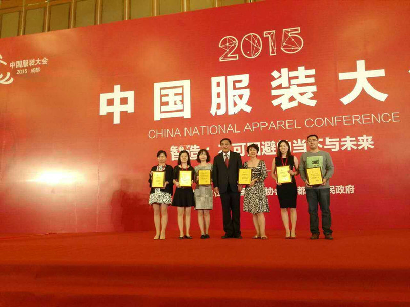 中國紡織工業(yè)聯(lián)合會會長王天凱先生（中）親自向企業(yè)頒發(fā)獎牌